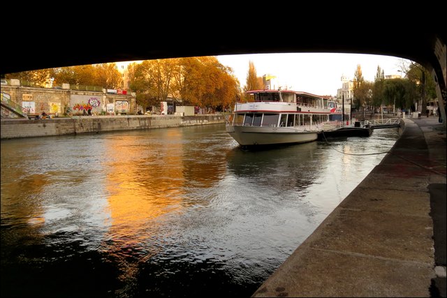 Schon ist im Hintergrund das Gebäude der Urania zu erkennen