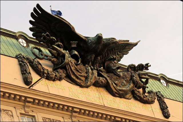 Und der doppelköpfige Adler (seltsam, dass man ein eigentlich missgestaltetes Monster zum Wappentier wählte!) auf dem Alten Regierungsgebäude wunder sich über die neuen Zeiten