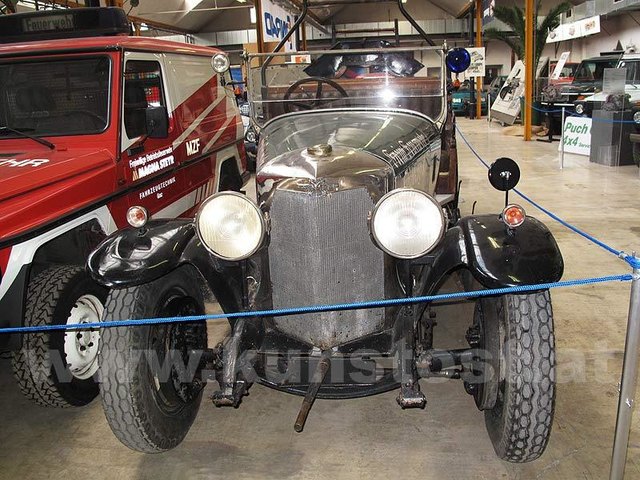 Ein Austro-Daimler, zur Feuerwehr umgebaut, neben einem Puch G