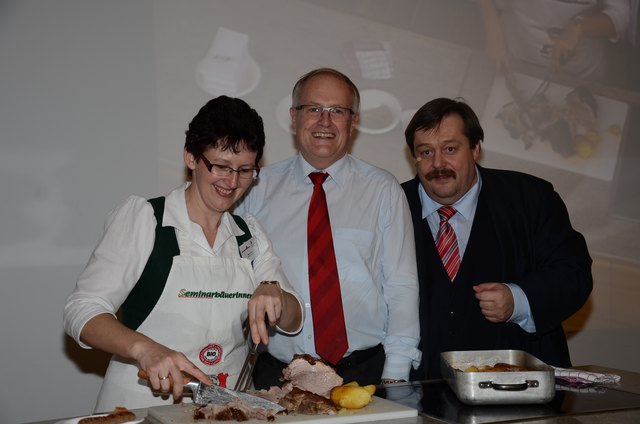 Landwirtschaftskammer-Präsident Franz Reisecker machte bei der Zubereitung von Schweinsbraten gemeinsam mit Seminarbäuerin Maria Stütz und Experimentalphysiker Werner Gruber eine gute Figur. | Foto: LK OÖ