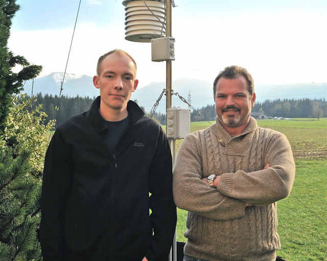 Die beiden „Wetterfrösche“ Patrick-Don Meyer (Vordergrund) und Josef Bindhammer bei der Wetterstation Mariastein. | Foto: Berger