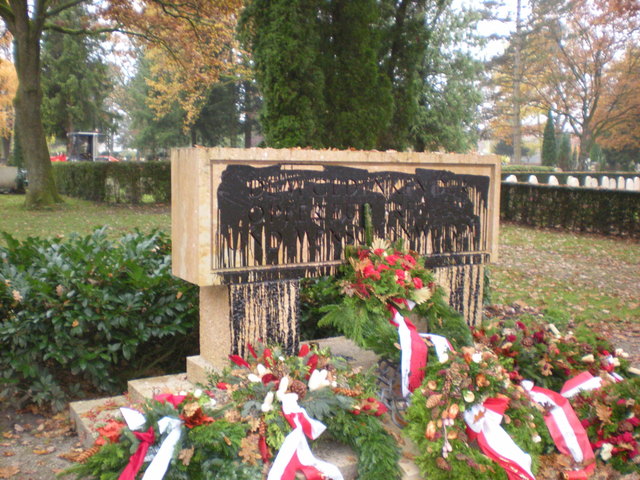 Das Mahnmal für NS-Opfer am Kommunalfriedhof wurde Ziel einer Schmieraktion | Foto: Stadt Salzburg