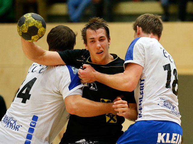 Bruck (hier nehmen Pucnik und Pongratz den Grazer Spendier in die Zange) verlor das Derby. | Foto: Foto: GEPA