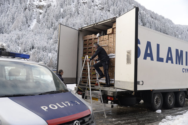 Versteckt: Im Februar versuchten drei Flüchtlinge in einem Lkw nach Norden zu reisen. | Foto: ZOOM-Tirol
