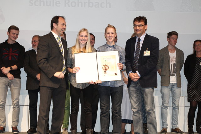 Laudator Messedirektor Helmut Slezak, Magdalena Krammerbauer, Schulsprecher Ruben Höglinger, Direktor Dirk ANDREAS