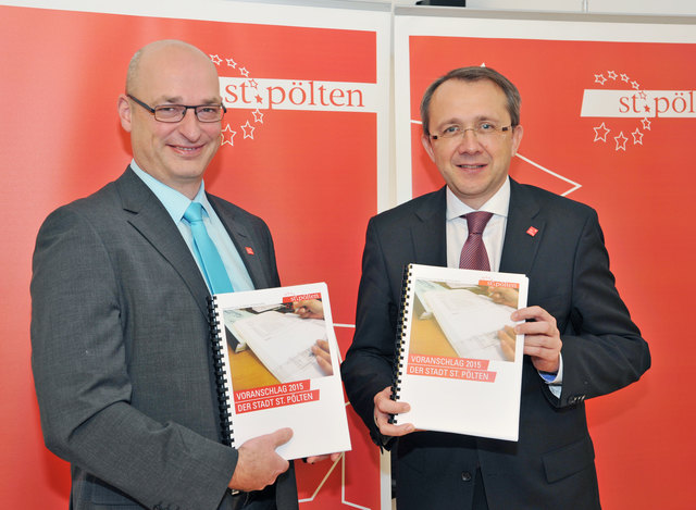 Finanzdirektor Mag. Thomas Wolfsberger und Bürgermeister Mag. Matthias Stadler präsentieren den Budgetentwurf für 2015. | Foto: mss/Vorlaufer