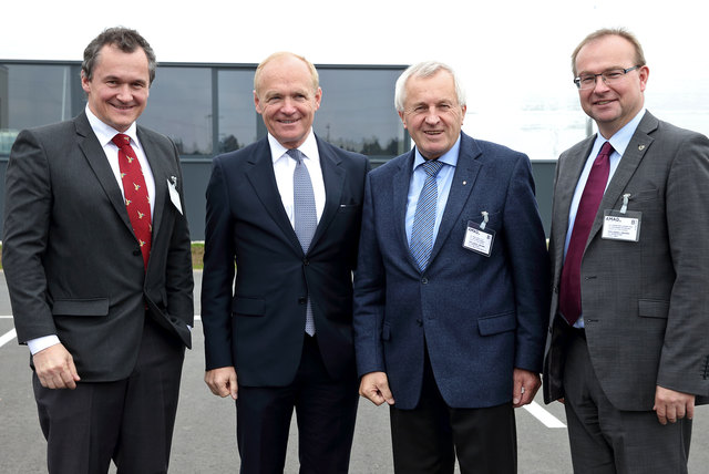 Helmuth Huber, Helmut Wieser, Straßenbaureferent Franz Hiesl und Bürgermeister Johannes Waidbacher.
