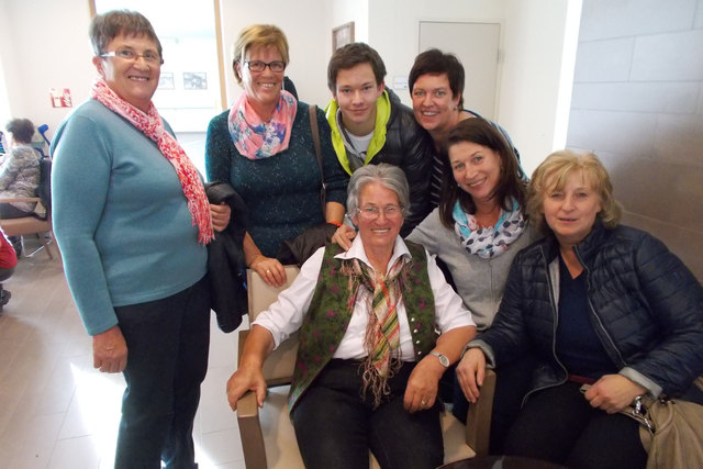Bewohnerin Gerda Trinker genoss den Besuch ihrer Familie und Freunden in vollen Zügen. | Foto: SeneCura