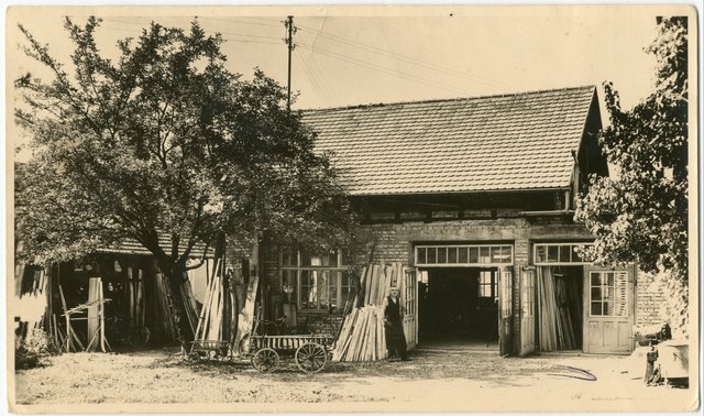 Wirtschaftsarchiv Vorarlberg - Anton Kästle sen. vor seiner Wagnerwerkstätte in Hohenems in den Anfangsjahren.