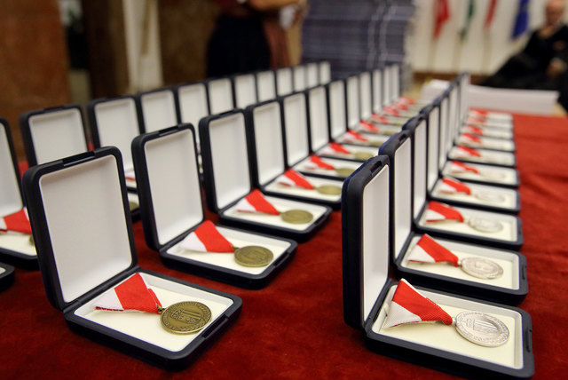 Überreichung der OÖ Rettungsdienstmedaille an verdiente Mitarbeiter des Österreichischen Roten Kreuzes Landesverband Oberösterreich durch Landeshauptmann Josef Pühringer. | Foto: Foto: Land OÖ/Kraml