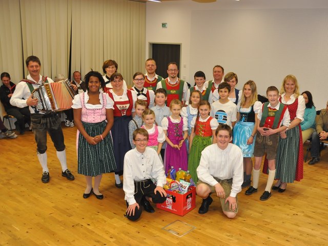 Stolz zeigten sich die jungen Tanzschüler aus Kirchdorf, Erpfendorf, Gasteig und Aurach mit ES-Leiterin Maria Danzl und Mitgliedern der Trachtengruppe Edelraute