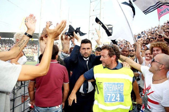 Mit Sicherheitspersonal wird Nenad Bjelica (l.) durch das Spezia-Stadion befördert. Die „tifosi” lieben den Viktringer | Foto: FB/KK