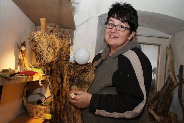 Vera Walchshofer beim Anfertigen einer Michöhoiz- Lampe. Die Faserungen werden mit Nylonbürste vorsichtig gereinigt.