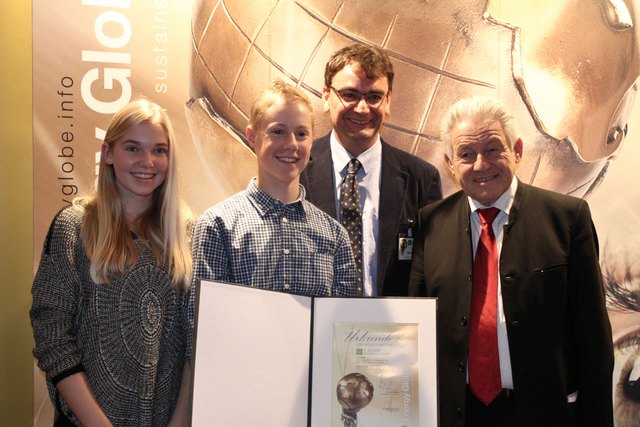 Magdalena Krammerbauer, Schulsprecher Ruben Höglinger, Direktor Dirk ANDREAS, LH Dr. Josef Pühringer
