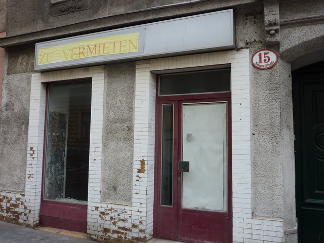 Semperstraße 15: Die Fliesen bröckeln bereits von dieser Mauer.