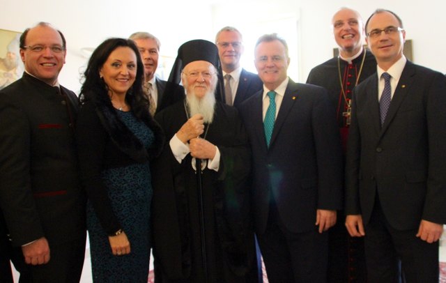 Der "Papst der Orthodoxen" (4.v.l.) zusammen mit Landesrat Liegenfeld, Landesrätin Resetar, LT-Präsident Steier, Bürgermeister Steiner, LH Niessl, Bischof Zsifkovics und LH-Stv. Steindl | Foto: Giefing