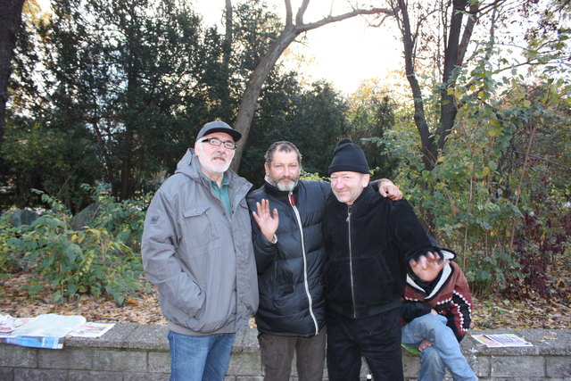 Tomislav, Roman, Slavomir (v.l.) vor ihrem Lager im Stadtpark in den Büschen zum Parkring, beinahe Ecke Stubentor.