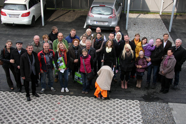 Die Bewohner bei der Schlüsselübergabe mit Vertretern der Stadt und des Unternehmens Kohlbacher.