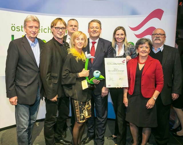 So sehen die Sieger in der Kategorie "Regionen und Gemeinden" aus: Weiz „Wir LEBEN Energie“
Helmut Kienreich, Erwin Eggenreich, Franz Kern, Barbara Kulmer, Bundesminister Andrä Rupprechter, Bernadette Pichler, Gertrude Offenbacher, Werner Beke (v.l.n.r.)