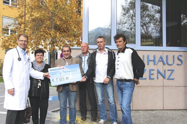 Spendenübergabe: Prim. Ewald Wöll, Ingrid Santer, Peter Prantl, Obmann und stv. Obmann des Fanclubs Marcell Dominik und Marcell Dominik (v. l.).