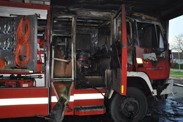 Von einem defekten Ladegerät im Inneren des Feuerwehrwagens ging das Feuer aus. | Foto: Martin Hafner