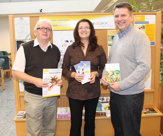 v.l.n.r. Wolfgang Marchart (Leiter NÖGKK-Service-Center Mistelbach), Ehlimana Catic, Dr. Selmir Catic (Facharzt für Zahn-, Mund- und Kieferheilkunde)