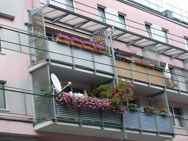 Kreuzgasse 76: sehr attraktive Balkone am Neubau in der alten Remise.