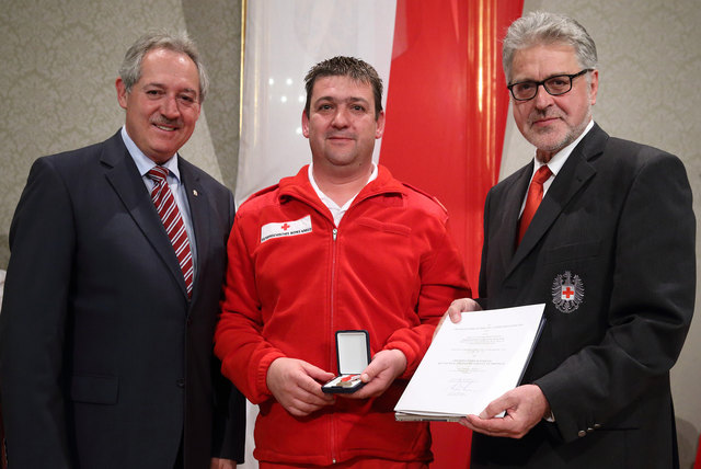 Abteilungskommandant Hermann Feichtlbauer aus Obernberg erhielt die Rettungs-Dienstmedaille in Bronze. Im Bild mit Viktor Sigl und Walter Aichinger. | Foto: Werner Dedl