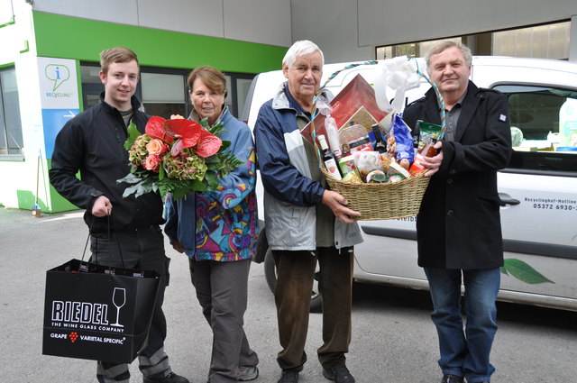 Die zwei Abfallberater Johannes Wagner und Manfred Zöttl überraschten Renate und Rudi Tengler mit kleinen Aufmerksamkeiten. | Foto: Stadtwerke Kufstein/Giacchino