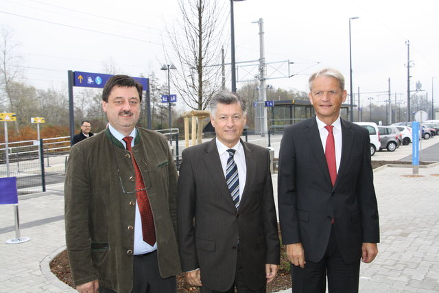Bgm. Gerhard Sommer, LR Gerhard Kurzmann und ÖBB-Direktor Franz Bauer übergeben den umgebauten Bahnhof Wildon seiner Bestimmung. | Foto: Edith Ertl