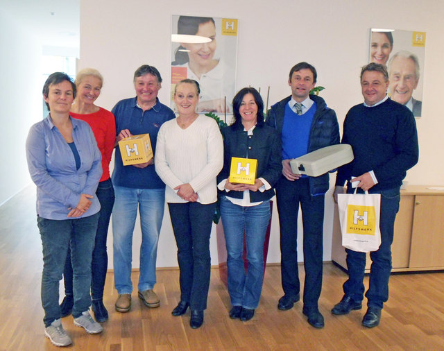 Bereichsleiterin Kerstin Neumayer, Regionalausschussobfrau Monika Noppinger, der Halleiner Seniorenbundobmann und freiwillige Mitarbeiter Renato Liberdo, DGKP Karin Jantscher, die Leiterin des Familien- und Sozialzentrums Hallein, Silvia Deutschmann, LAbg. Bgm. Hans Schnitzhofer und Scheffaus Bgm. Friedrich Strubreiter.