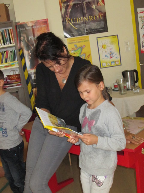 Autorin Gabriele Rittig tauchte mit den Schülern in die Welt der Kinderliteratur ein. | Foto: NMS Neuhaus am Klausenbach