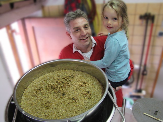 Robert Holzleitner mit Tochter Nina beim Abläutern der Braugerste.