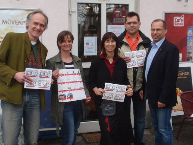 Kronstorfer Gastwirte und Bürgermeister Christian Kolarik präsentieren die Aufkleber, die auf eine "Nette Toilette" hinweisen. | Foto: Gemeinde
