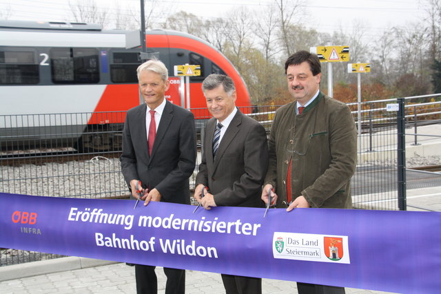 ÖBB-Direktor Franz Bauer, LR Gerhard Kurzmann und Bgm. Gerhard Sommer eröffnen den umgebauten Bahnhof Wildon. | Foto: Edith Ertl