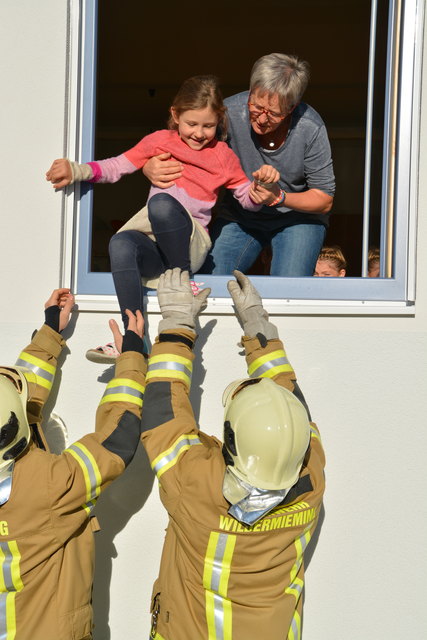 VS Wildermieming-Direktorin Christine Höllrigl hilft bei der Evakuierung der Kinder.