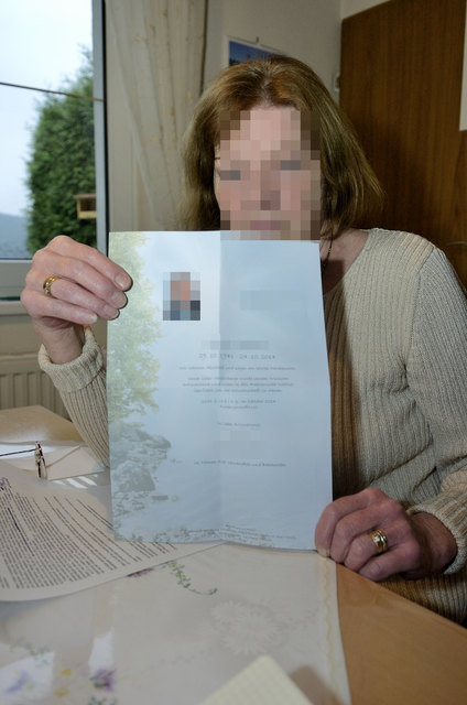 Die Witwe zeigt: Solche Parte-Zettel wurden von der Post verschlampt.