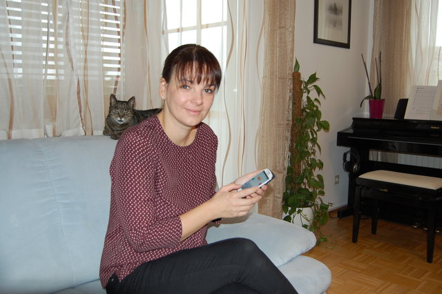 Heidi Kanduth regelt mit dem Handy die Heizung und Beleuchtung ihrer Wohnung. Auch der Fernseher lässt sich damit bedienen