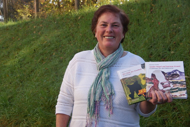 Eleonora Traxler mit ihren beiden jüngsten Werken.