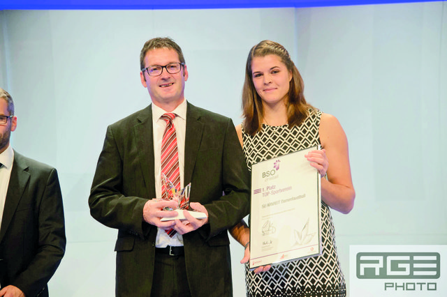 Norbert Gahleitner und Magdalena Lindorfer mit dem Preis. | Foto: Foto: RGE-Photo/Rainer Gregor Eckharter