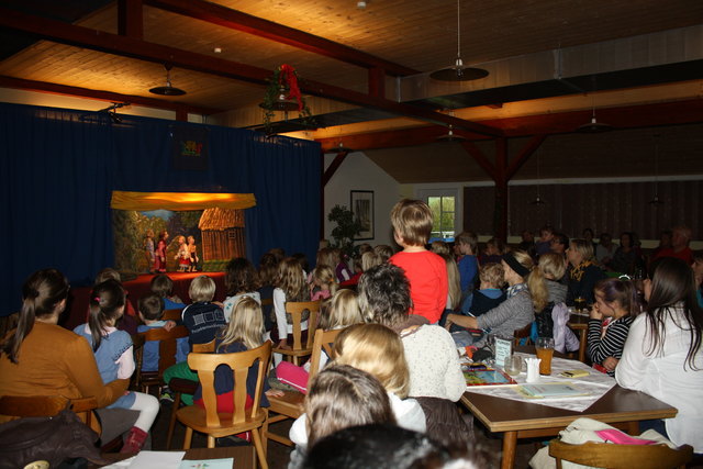 Volle Seehalle beim Marionettentheater