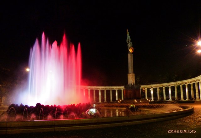 Schwarzenbergplatz, Hochstrahlbrunnen mit Heldendenkmal der Roten Armee. Aufgrund der warmen Witterung ist der Brunnen auch noch im November in Betrieb.
