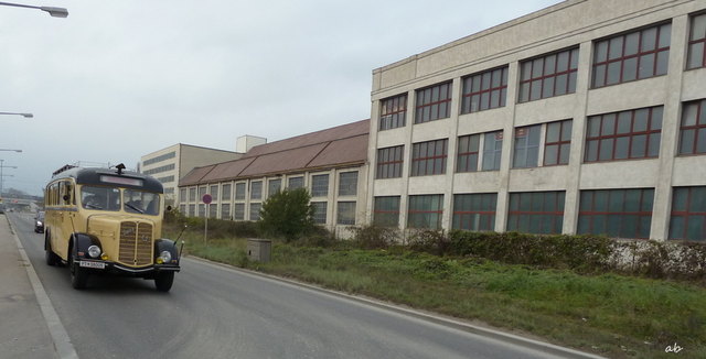 Vor der Strassenfront der Saurerwerke