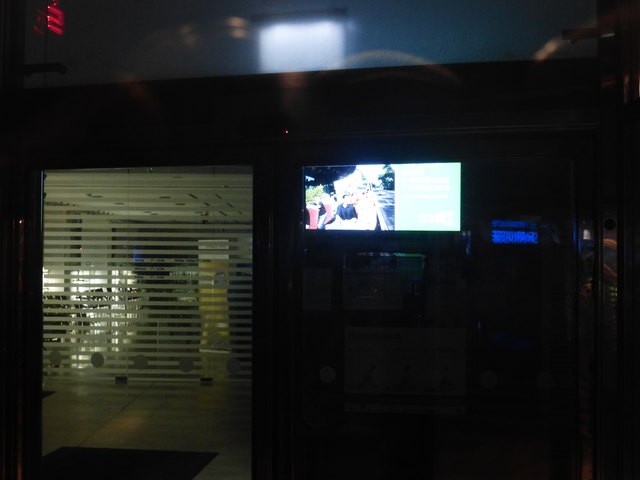 Dieser Fernseher im abgesperrten Eingangsbereich dient außerhalb der Geschäftszeit nur der Stromverschwendung.