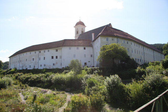 Platz freute sich die Landjugend (LJ) St. Georgen am Lngsee, der 4. Platz ging an die LJ Wieting, den 3. Platz belegte die LJ Frauenstein, Tanz, Flirt und beste Stimmung beim Bezirks-Landjugend-Ball