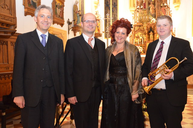 Die hervorragenden Solisten des Konzertabends; v.l.: Pianist Matthias Giesen, Bass Michael Wagner, Sopranistin Regina Riel und Trompeter Leonhard Aichberger.