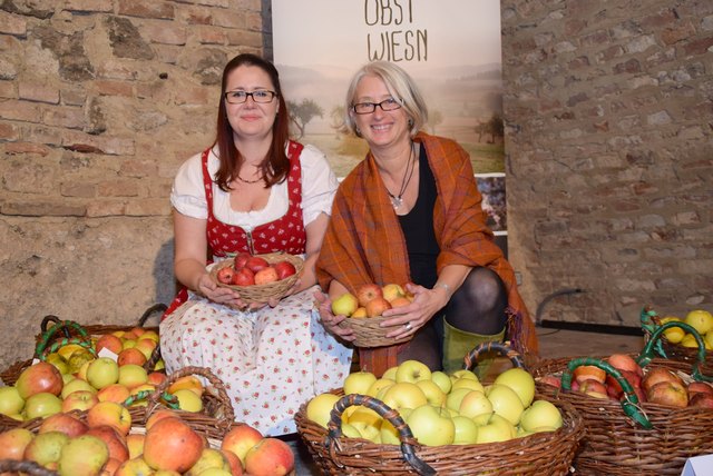 Corinna Hirmann (links) und Brigitte Gerger sind stolz auf die große Apfelvielfalt des Südburgenlandes.