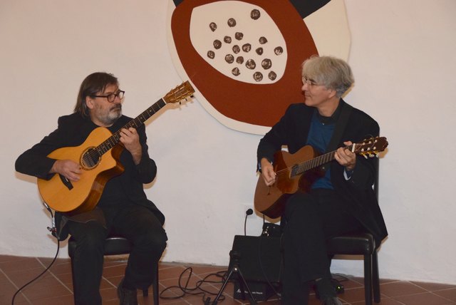 Erich Sammer und Vlado Blum untermalten die Eröffnung mit Musik, ...