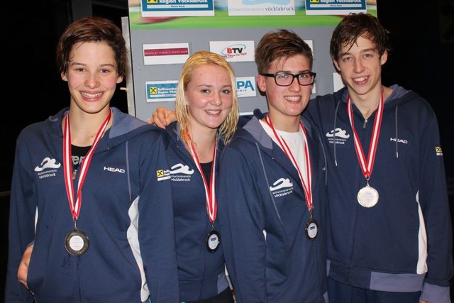 1. Mannschaft des SV Vöcklabruck - Silber bei 100 m Lagen x 4 - v. l. n. r.: Franziska Ruttenstock, Madita Untersberger, Patrik Lenzeder, Gergö Kovats