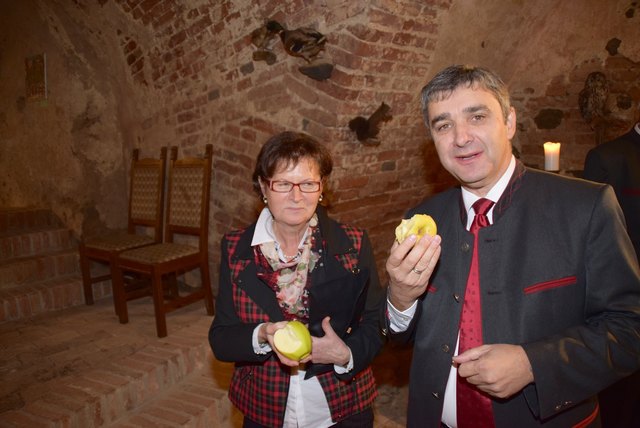 Güssings Vizebürgermeisterin Helga Maikisch und Bundesrat Walter Temmel beim Verkosten.